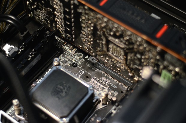 Die Verriegelung der Karte ist beim X99-A leicht erreichbar. (Fotos: Nico Ernst)