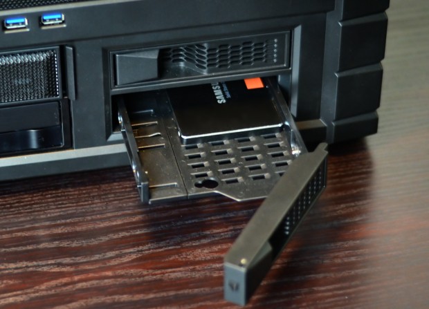 Der Wechselrahmen erlaubt schnellen Tausch der SSD. (Fotos: Nico Ernst)