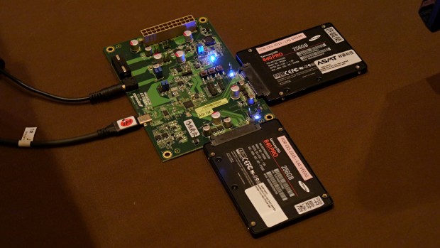 Zwei Samsung 840 Pro per USB 3.1 Stecker Typ C angeschlossen (Bild: Marc Sauter/Golem.de)