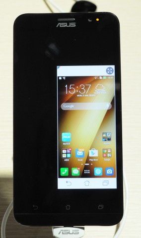 Zenfone 2 im Einhandmodus(Fotos: Nico Ernst)