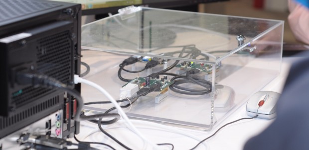 Die Quelle ist nicht etwa eine Grafikkarte mit USB-Anschluss. Die gibt es noch nicht. Die Vesa hat über das untere Board die Signale erst zusammengeführt.