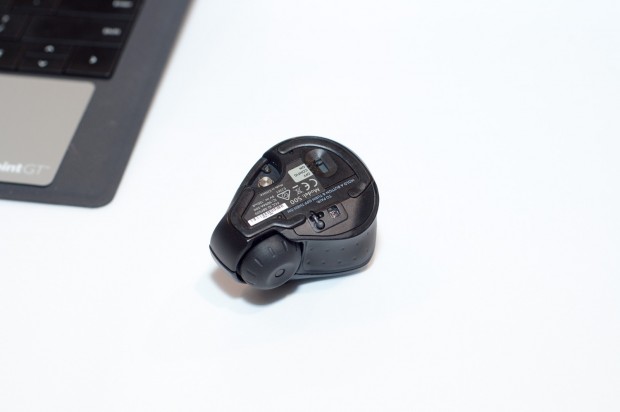 Umgedreht ist die Abschrägung zu erkennen. Wer die Maus nach rechts kippt, aktiviert den virtuellen Finger. (Foto: Andreas Sebayang/Golem.de)