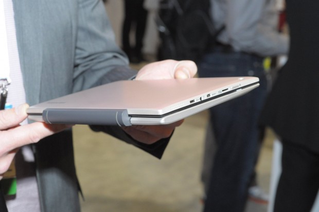 Das Gerät ist nicht besonders schlank ...  (Foto: Andreas Sebayang/Golem.de)