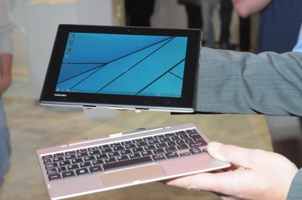 Das Tablet lässt sich schnell von der Basiseinheit entfernen. (Foto: Andreas Sebayang/Golem.de)