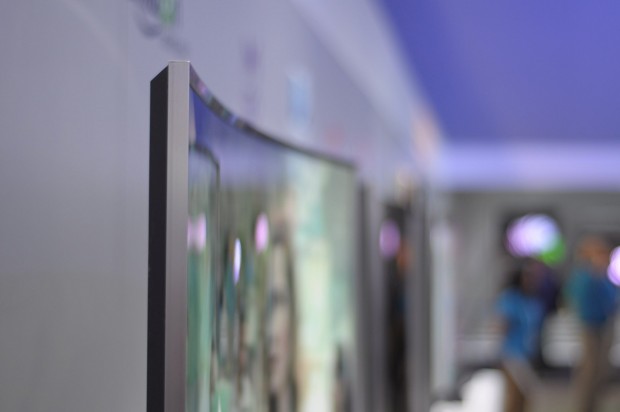 Typisch für die Samsung-Neuheiten: Der Fernseher ist vergleichsweise dick, da er auf LED-LCD-Technik setzt. (Foto: Andreas Sebayang/Golem.de)