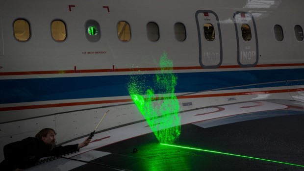 Der Laser beleuchtet Wassertröpfchen über der Tragfläche, die Kameras filmen das. Daraus wird ein 3D-Strömungsmodell erstellt. (Foto: DLR CC-BY 3.0)