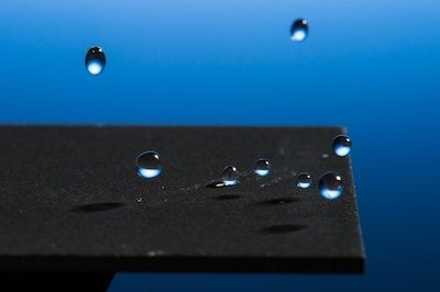 Wassertropfen prallen von der Oberfläche ab. Das Metall bleibt immer trocken. (Foto: Adam Fenster/ University of Rochester)