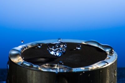 Das abprallende Wasser nimmt Staub mit - die Oberfläche ist also selbstreinigend. (Foto: Adam Fenster/ University of Rochester)