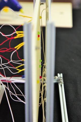 Dahinter befindet sich eine Sperrholz-Platte mit den LEDs. (Foto: Fabian Hamacher/Golem.de)