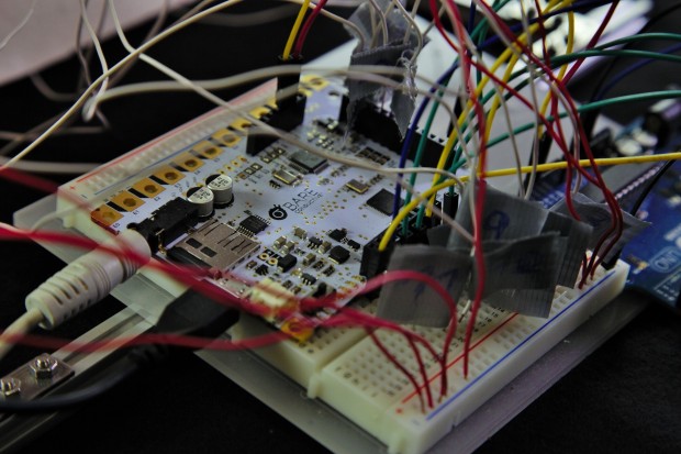 Das Touchboard mit den eingesteckten Sensorkabeln (Foto: Fabian Hamacher/Golem.de)