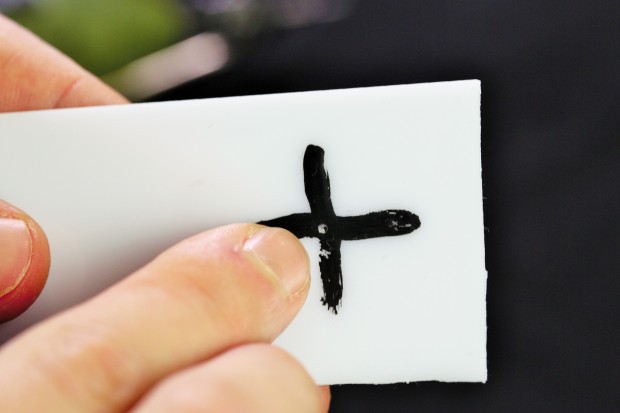 Die Farbe elegant mit einem Draht zu verbinden, ist gar nicht so einfach. Wir haben in die Zeichnung ein Loch gebohrt... (Foto: Fabian Hamacher/Golem.de)