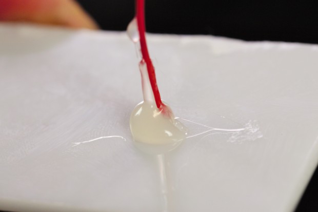 und den Draht durchgesteckt. Und auch hier wieder ist Heißkleber die Antwort auf alles. (Foto: Fabian Hamacher/Golem.de)