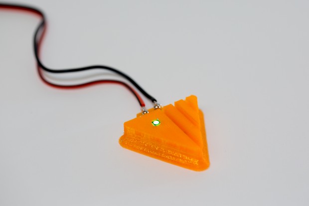 Kleines gedrucktes Objekt mit eingedruckten elektronischen Bauteilen, ... (Foto: Voxel8)