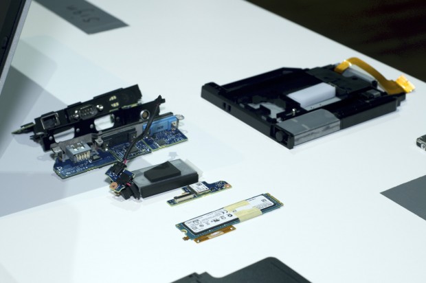 Verschiedene Schnittstellenoptionen. Für größere Kunden kann sogar der Laufwerksschacht verwendet werden (oben rechts mit integriertem USB-Dongle). (Foto: Andreas Sebayang/Golem.de)