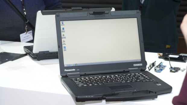 14-Zoll-Notebook unter Strahlerbeleuchtung: Das Display ist hell genug. (Foto: Andreas Sebayang/Golem.de)