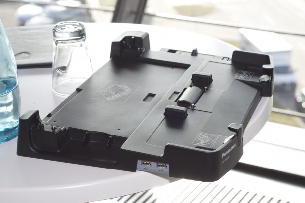 Auch die Dockingstation ist robust. Gut zu erkennen sind die Erhöhungen, die das Notebook stabil halten sollen. (Foto: Andreas Sebayang/Golem.de)