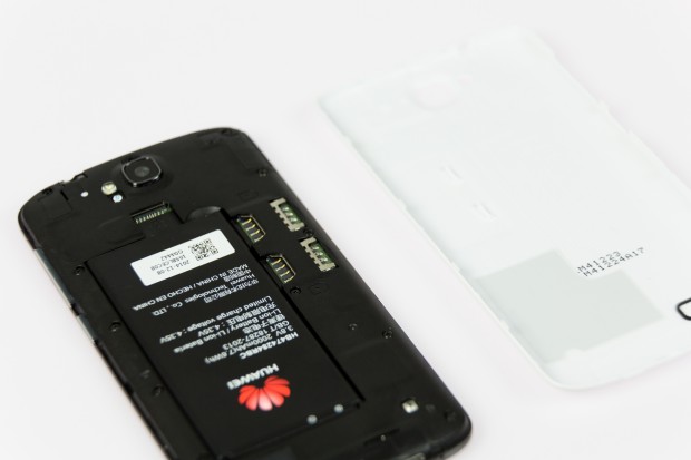 Dank der abnehmbaren Rückseite ist der Akku leicht wechselbar. (Bild: Martin Wolf/Golem.de)