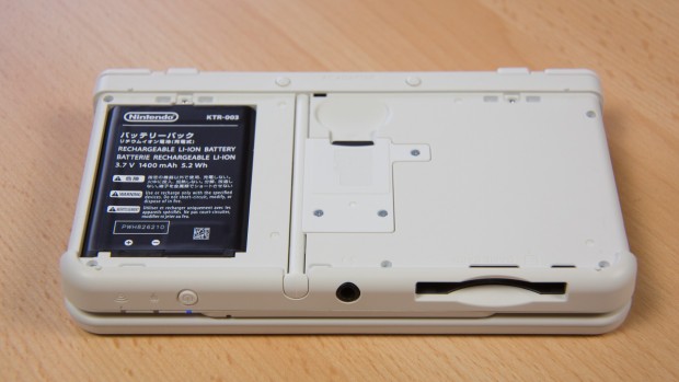 Wenn die Geh&auml;user&uuml;ckseite entfernt wird, bekommt der Nutzer Zugang zum Slot f&uuml;r MicroSD-Karten und den Akku.