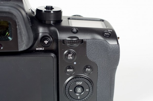 Die wichtigsten Bedienelemente sind rechts neben dem Display  (Bild: Andreas Donath)