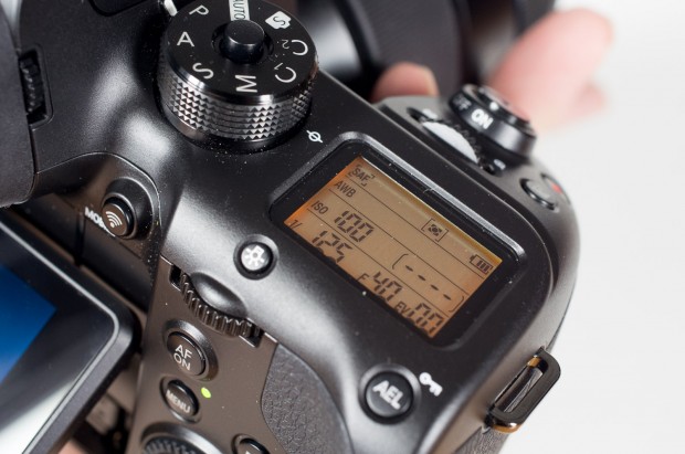 Samsung NX1 mit eingeschalteter Displaybeleuchtung (Bild: Andreas Donath)