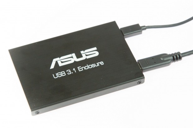 In diesem 2,5-Zoll-Laufwerk sitzen zwei SSDs. (Bild: Martin Wolf/Golem.de)