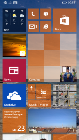 Die Kacheloptik ist bei Windows 10 für Smartphones geblieben. Das Hintergrundbild bedeckt den Hintergrund jetzt aber ohne Ränder, die Kacheln sind in der jeweiligen Akzentfarbe eingefärbt. (Screenshot: Golem.de)