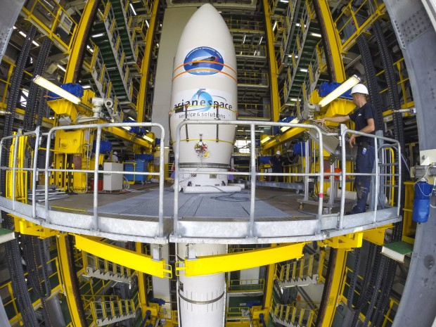Startklar: Das IXV ist auf der Vega-Trägerrakete montiert. (Foto: M. Pedoussaut/Esa)