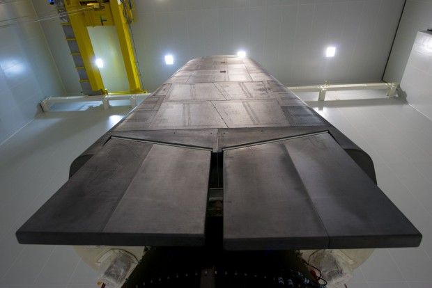 Dieser neuartige Hitzeschild soll das IXV beim Wiedereintritt schützen. (Foto: M. Pedoussaut/Esa)