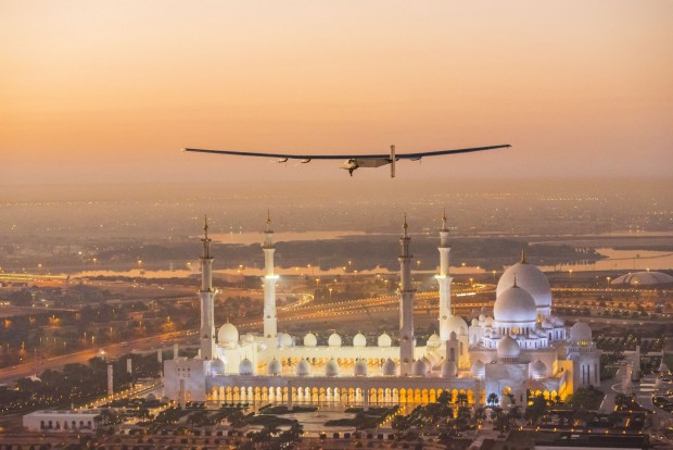 Letzte Vorbereitungen: Si2 auf einem Tesflug über Abu Dhabi, wo die Weltumrundung auch startet. (Foto: Solar Impulse)