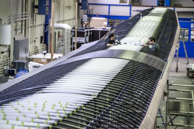 Tragflächen und Rumpf sind in Leichtbauweise aus Verbundwerkstoffen gebaut. (Foto: Revillard/Solar Impulse)