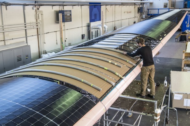 Die Solarzellen sind nur etwa so dick wie ein Haar. (Foto: Revillard/Solar Impulse)