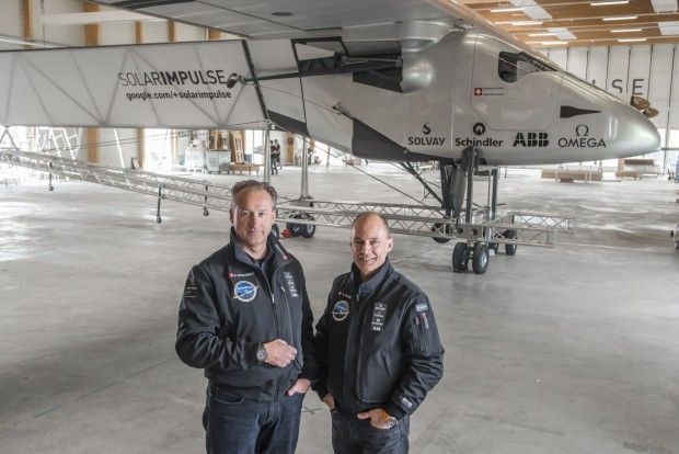 Die beiden Piloten André Borschberg (links) und Bertrand Piccard werden sich beim Fliegen abwechseln. (Foto: Revillard/Solar Impulse)