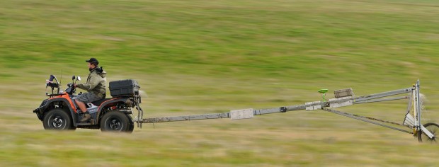Das Magnetometer wird von einem Quad gezogen. Das ist 30 bis 50 km/h schnell. (Foto: LBI Arch Pro)