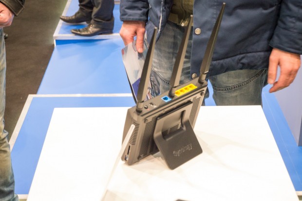 Seitlich zu sehen ist ein USB-Anschluss und ein SD-Kartenleser. (Foto: Andreas Sebayang/Golem.de)