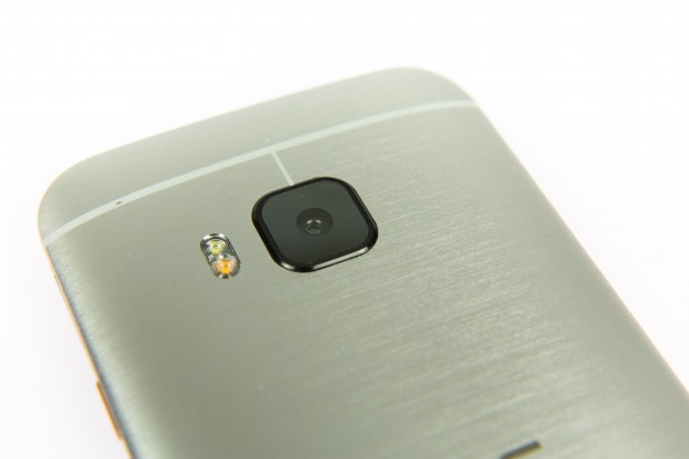 Auf der Rückseite hat HTC jetzt eine 20-Megapixel-Kamera eingebaut, die deutlich bessere Bilder macht. (Bild: Martin Wolf/Golem.de)