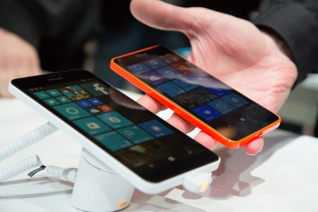 Das Lumia 640 XL und das Lumia 640 von Microsoft (Bild: Martin Wolf/Golem.de)