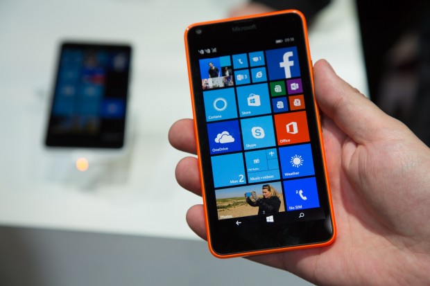 Das Lumia 640 XL und das Lumia 640 von Microsoft (Bild: Martin Wolf/Golem.de)