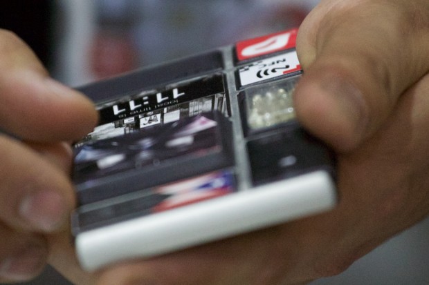 Project-Ara-Smartphone mit eingeschobenen Modulen (Bild: Tobias K&ouml;ltzsch/Golem.de)