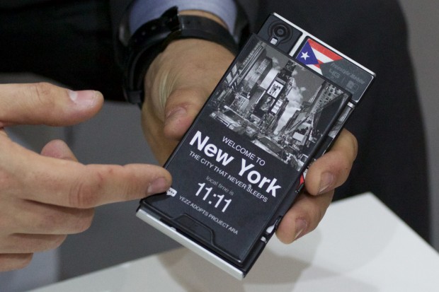 Project-Ara-Smartphone mit eingeschobenen Modulen (Bild: Tobias K&ouml;ltzsch/Golem.de)