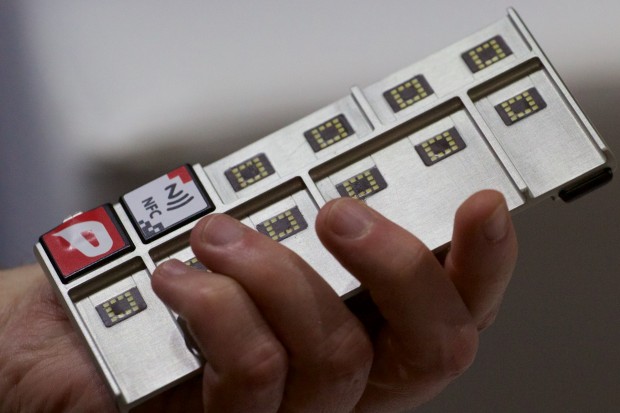 Das Endoskelett von Project Ara mit zwei kleinen Modulen (Bild: Tobias K&ouml;ltzsch/Golem.de)