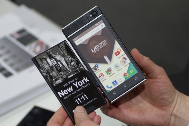 Das Project-Ara-Smartphone mit einem E-Paper-Modul (Bild: Tobias K&ouml;ltzsch/Golem.de)