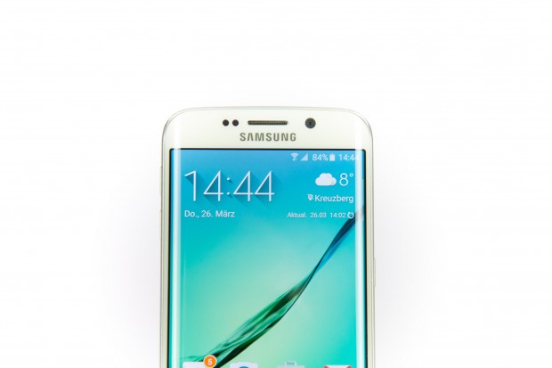 Das Galaxy S6 Edge hat an beiden Rändern ein gebogenes Display. (Bild: Martin Wolf/Golem.de)