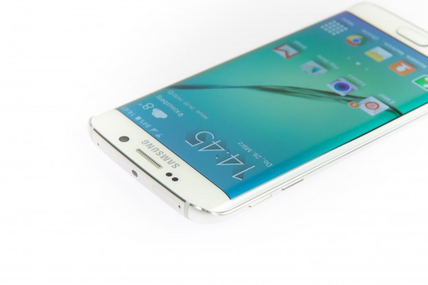 Der Rahmen des Smartphones ist aus Metall. (Bild: Martin Wolf/Golem.de)