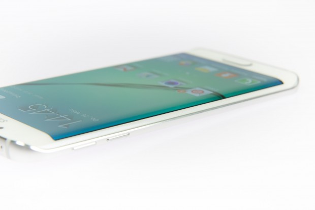 Die Seitendisplays sind deutlich schmaler als beim Galaxy Note Edge. (Bild: Martin Wolf/Golem.de)