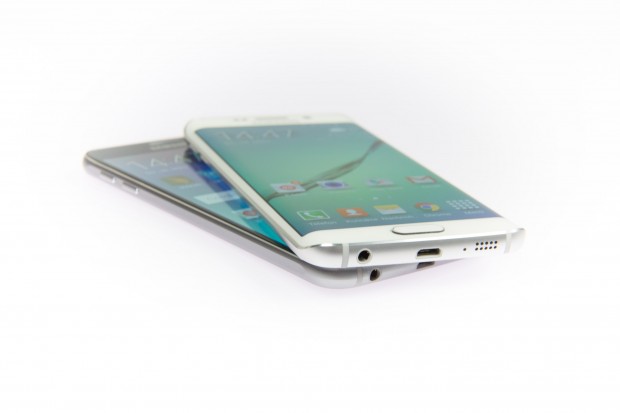 Das Galaxy S6 Edge im Vergleich zum Galaxy S6 (Bild: Martin Wolf/Golem.de)
