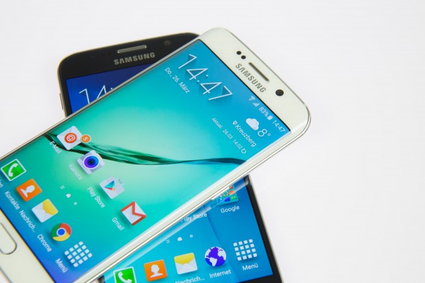 Das Galaxy S6 Edge im Vergleich zum Galaxy S6 (Bild: Martin Wolf/Golem.de)