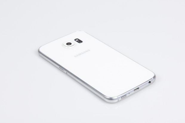 Das auch in einer Version mit abgerundeten Kanten erhältliche Smartphone hat ein Gehäuse aus Metall und Glas. (Bild: Tobias Költzsch/Golem.de)