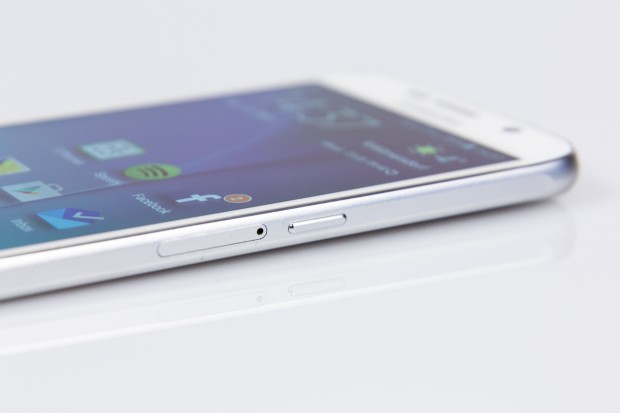 An der Seite ist der Schacht für eine Nano-SIM-Karte eingebaut - einen Steckplatz für Micro-SD-Karten gibt es ebenso wenig wie einen austauschbaren Akku. (Bild: Tobias Költzsch/Golem.de)