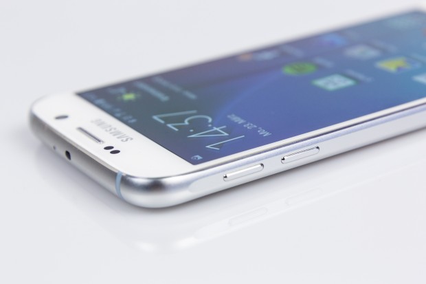 Der Metallrahmen ist an den Seiten leicht abgefräst. (Bild: Tobias Költzsch/Golem.de)