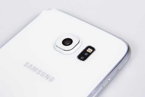 Neben der rückseitigen Hauptkamera befindet sich wieder die Kombination aus LED-Fotolicht, Pulsmesser und AF-Sensor. (Bild: Tobias Költzsch/Golem.de)